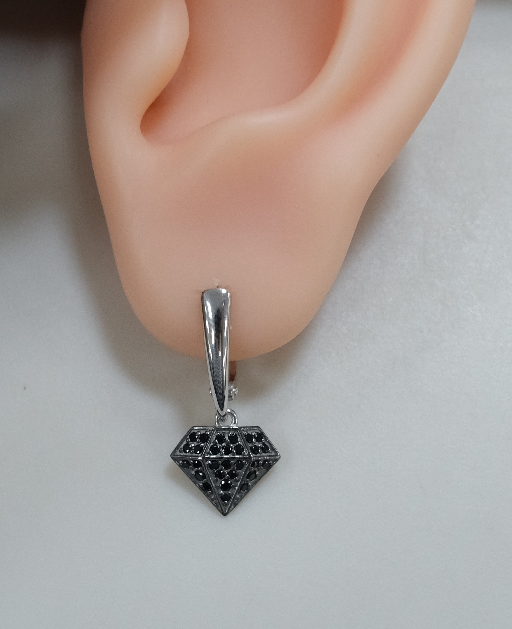 Серебряные серьги со шпинелью